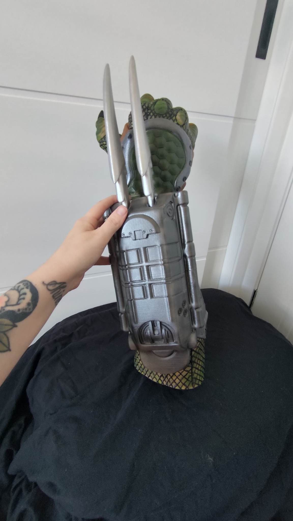 Predator Arm and Skull Trophy with Wall Mount