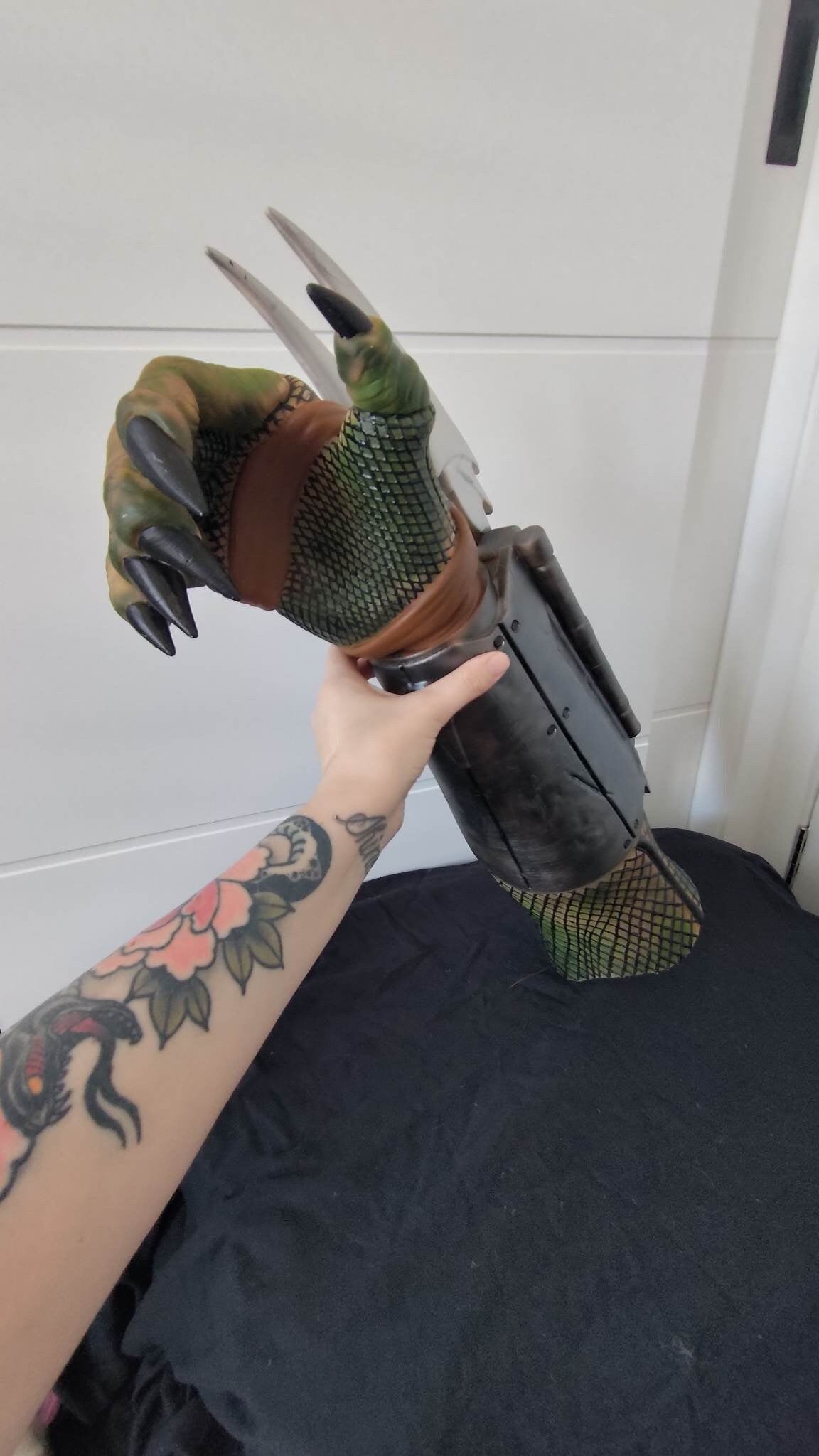 Predator Arm and Skull Trophy with Wall Mount