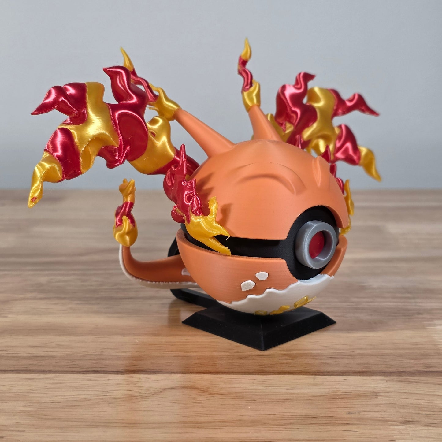 Charizard (Gmax) Themed Ball