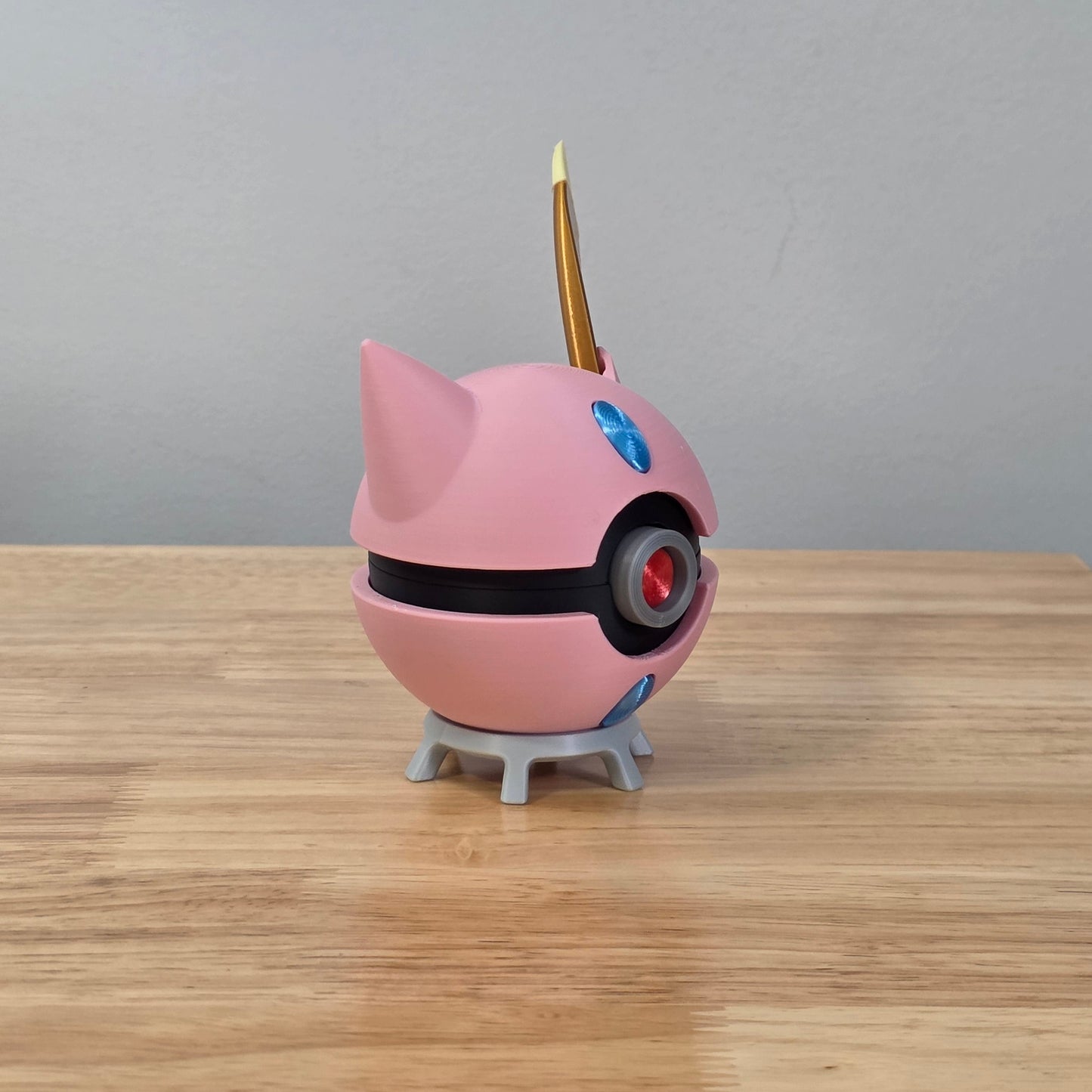 Sneasel Poke Ball | 3D Printed Display Ball