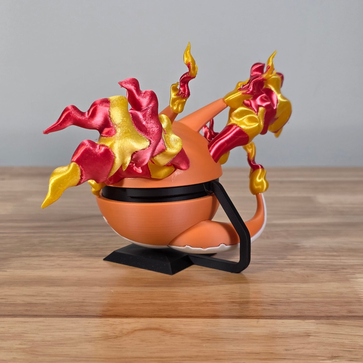 Charizard (Gmax) Themed Ball